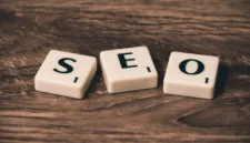 Ilman Akbar memimpin sesi webinar DailySEO ID mengenai pentingnya soft skills bagi praktisi SEO.
