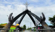 Karya prosa lirik ini merekam jeritan batin masyarakat adat Papua menghadapi dampak eksploitasi alam.