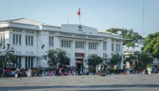 Massa dari Gerakan Pemuda Nusantara mendatangi Kantor Imigrasi Kemayoran untuk mendesak pengusutan dugaan tenaga kerja asing ilegal.