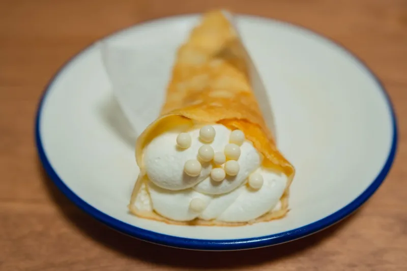 Bar Suzette New York — Interior Bar Suzette di New York yang menyajikan crepe autentik Prancis dengan nuansa klasik