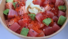 Perpaduan kuliner pasta khas Italia dan poke bowl segar menawarkan pengalaman bersantap yang unik.
