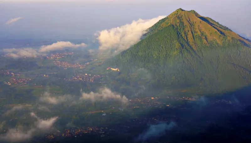 Kebakaran Lahan Terjadi di Kaki Gunung Guntur Garut
