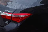 Harga Bekas Toyota — Toyota Corolla Altis V tahun 2015 berwarna perak tampak depan