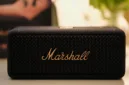 Speaker portabel Marshall Emberton III warna Vivid Brown resmi hadir di Indonesia dengan harga Rp 2.999.000.