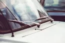 Bosch mengingatkan pentingnya memeriksa kondisi wiper mobil secara berkala demi menjaga keselamatan saat berkendara.