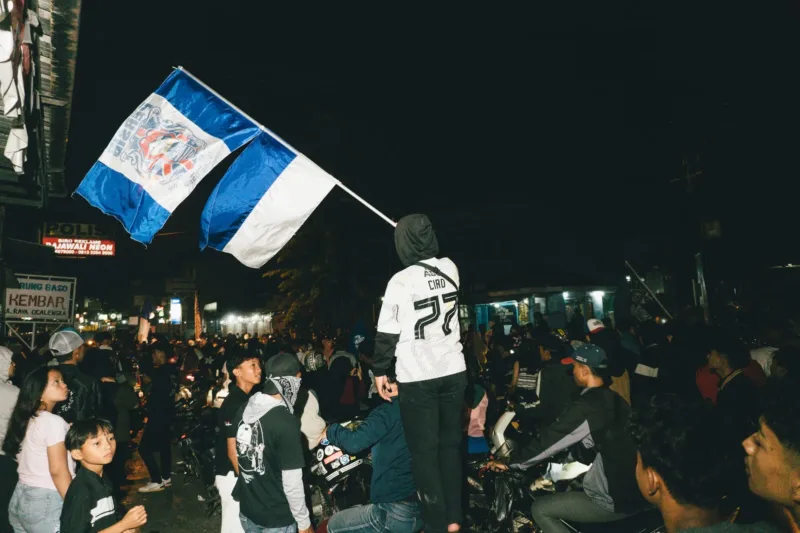 Persib Didatangi Ribuan Bobotoh — Ribuan Bobotoh memadati tribun Stadion GBLA saat sesi latihan Persib jelang laga melawan Persija.
