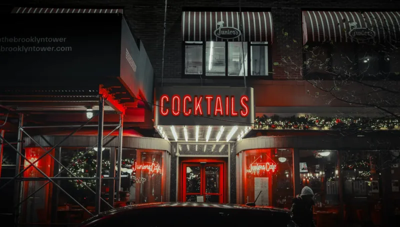 Wine Bar Unik — Segelas wine berkualitas tinggi di bar Lois NYC kawasan East Village, New York City.