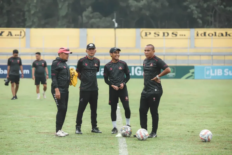 Kapten Persib Bandung Marc Klok saat sesi latihan tim jelang laga melawan Persija Jakarta.
