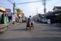 Pelatihan Becak Listrik — Sejumlah tukang becak mengikuti pelatihan penggunaan becak listrik di Halaman Upacara Setda Sumedang.