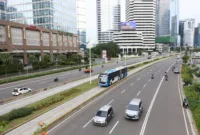 Strategi Bisnis Jasa Marga — Petugas memantau lalu lintas jalan tol Jasa Marga dari ruang kendali