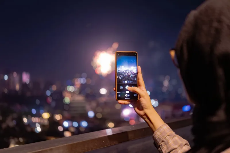 Kepemilikan Telepon Seluler — Ilustrasi penggunaan telepon seluler oleh masyarakat Indonesia yang mencapai 70 persen pada 2025.
