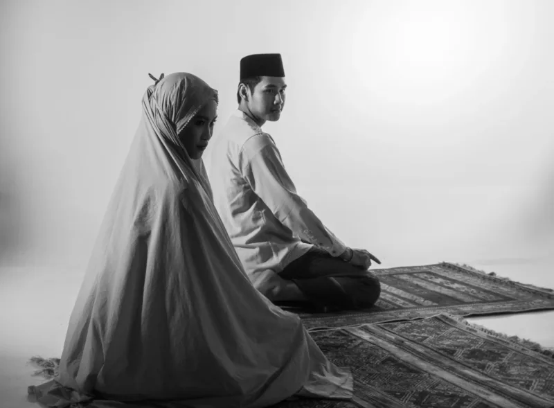 Sejarah Pengobatan Islam — Ilustrasi naskah kuno dan alat pengobatan Islam tradisional yang merefleksikan sejarah medis