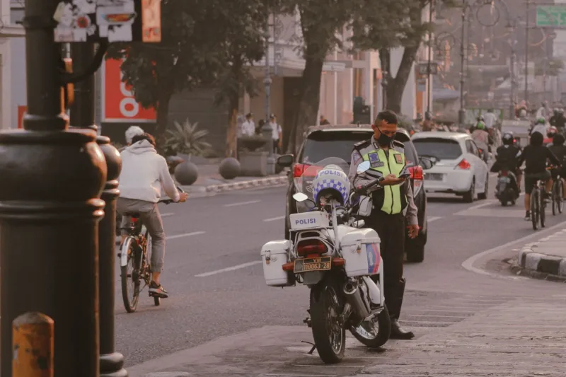 Pemilik Kios Tak Terlibat — Polisi memeriksa kios di Pasar Misi Wouma, Wamena, terkait kasus peredaran ganja.