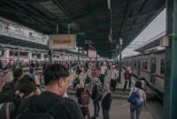 modal konglomerat keluar — Ilustrasi gedung perkantoran pusat keuangan dengan grafik ekonomi yang menunjukkan tren fluktuatif