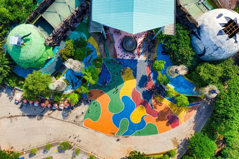 Sulu Wo(u)nderland Wisata — Instalasi seni imersif Sulu in Wo(u)nderland karya Arkiv Vilmansa di galeri Hompimplay Bandung