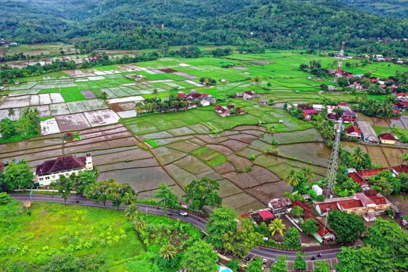 Bendera dan logo KONI Kabupaten Sukabumi sebagai persiapan menuju Porprov XV Jawa Barat 2026