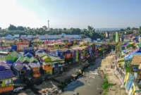 Bupati Gusbager — Bupati Keerom Piter Gusbager saat meninjau Kampung Onam di wilayah perbatasan