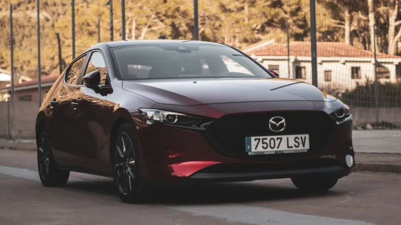 Mazda CX-3 Sport 2021 berwarna merah terparkir di tepi jalan memperlihatkan desain eksterior SUV compact