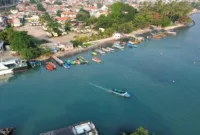 Gubernur Banten Cari — Gubernur Banten Andra Soni meninjau operasi pencarian jurnalis hilang di Selat Sunda