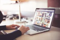Cara Tambah Tanggal — Tampilan antarmuka layanan kamera timestamp online di browser untuk menambah tanggal dan waktu pada foto.