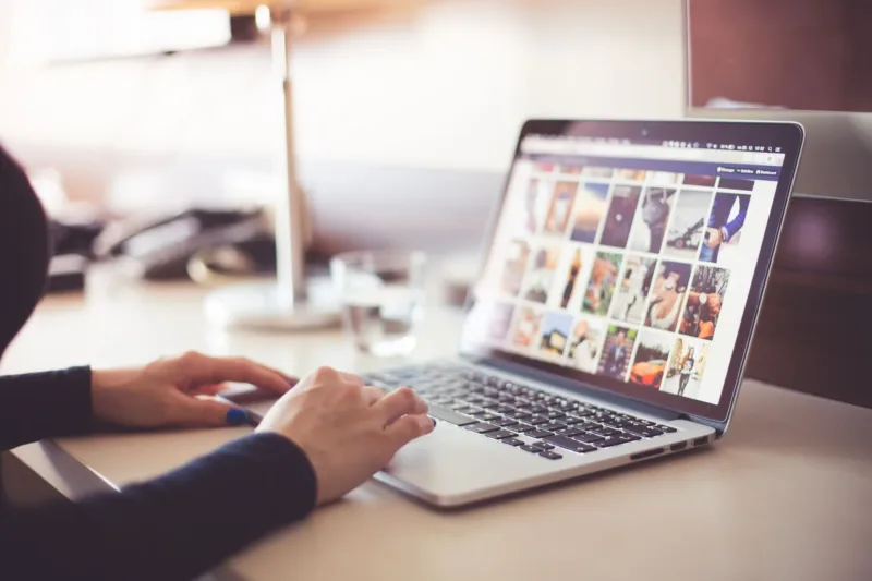 Cara Tambah Tanggal — Tampilan antarmuka layanan kamera timestamp online di browser untuk menambah tanggal dan waktu pada foto.