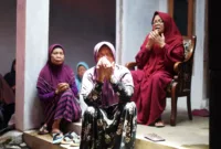 Doa Bersama Warga — Warga Desa Sukarame menggelar doa bersama di Dermaga Marina Carita untuk jurnalis yang hilang.