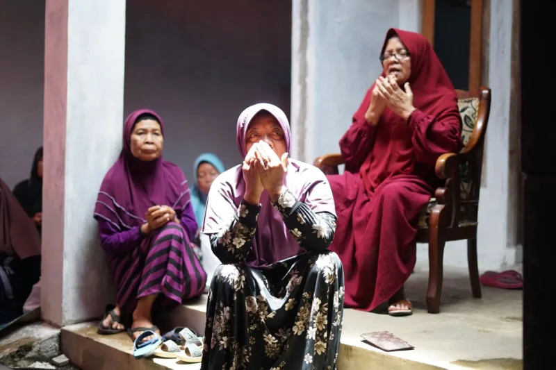 Doa Bersama Warga — Warga Desa Sukarame menggelar doa bersama di Dermaga Marina Carita untuk jurnalis yang hilang.