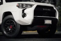 Toyota Rush TRD Sportivo 2014 berwarna putih tampak depan dengan desain khas konde di bagian belakang