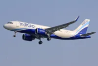 pesawat IndiGo mendarat darurat — Pesawat maskapai IndiGo terparkir di landasan pacu Bandara Internasional Chaudhary Charan Singh setelah mendarat darurat.