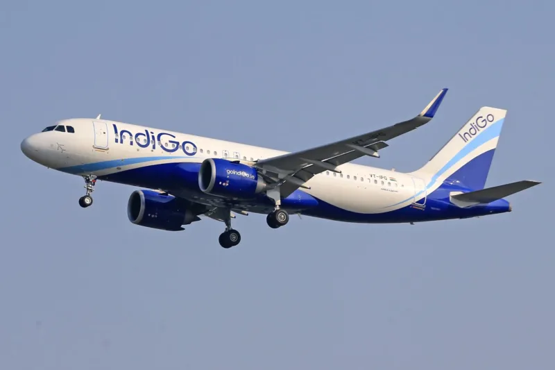 pesawat IndiGo mendarat darurat — Pesawat maskapai IndiGo terparkir di landasan pacu Bandara Internasional Chaudhary Charan Singh setelah mendarat darurat.