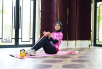 olahraga ringan — Seseorang melakukan peregangan ringan dan aktivitas fisik sederhana di tengah kesibukan harian.