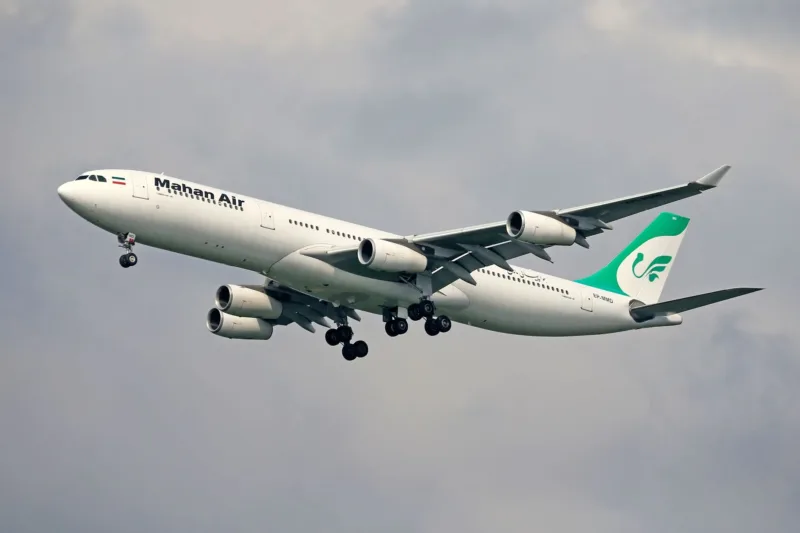 Langit-langit kabin pesawat maskapai Iran yang runtuh akibat turbulensi hebat saat penerbangan.