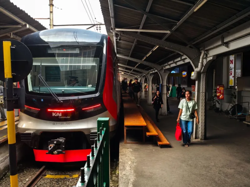 Kerjasama bank bjb dan KAI Commuter untuk digitalisasi transaksi pembayaran KRL.