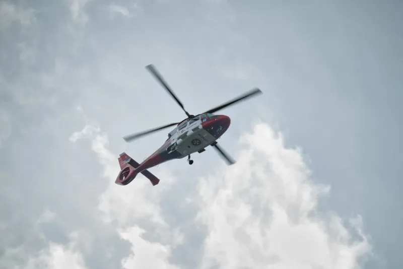 Video Detik-Detik Helikopter — Puing helikopter yang terbakar di area parkir kawasan komersial Los Angeles pasca kecelakaan.
