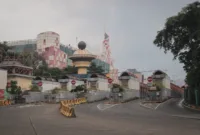 Suahasil Nazara menerima laporan kinerja dari Purbaya Yudhi Sadewa dalam acara serah terima jabatan Menteri Keuangan.