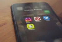 Alat Snapchat — Tampilan antarmuka aplikasi Snapchat di ponsel pintar yang digunakan oleh kreator konten digital