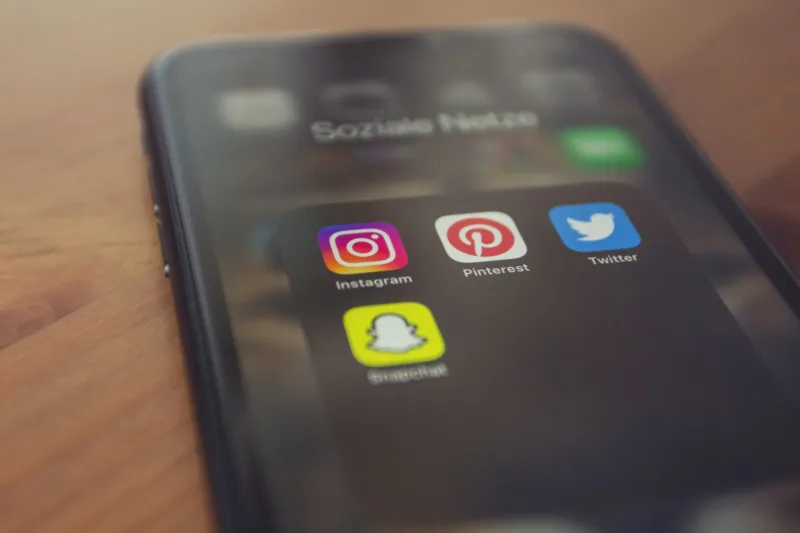 Alat Snapchat — Tampilan antarmuka aplikasi Snapchat di ponsel pintar yang digunakan oleh kreator konten digital