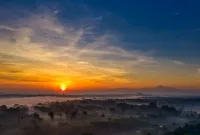 pembangunan Kabupaten Puncak — Pemandangan pegunungan terjal di wilayah Kabupaten Puncak, Papua yang menantang akses pembangunan infrastruktur.