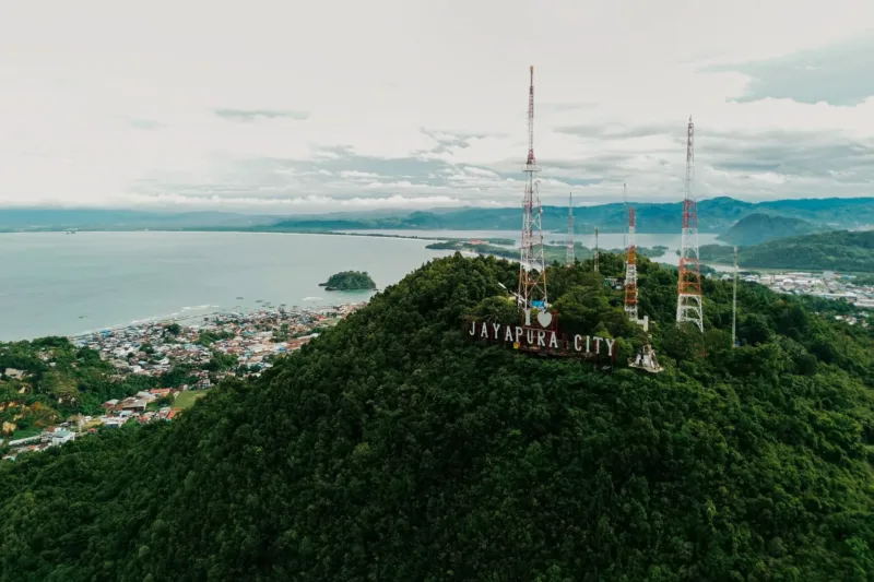 Target PAD Pemkot Jayapura — Wakil Wali Kota Jayapura Rustan Saru memimpin apel kedisiplinan ASN Pemkot Jayapura