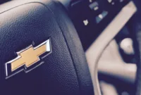 Chevrolet Spin LTZ 2013 — Tampilan depan mobil Chevrolet Spin LTZ tahun 2013 berwarna perak