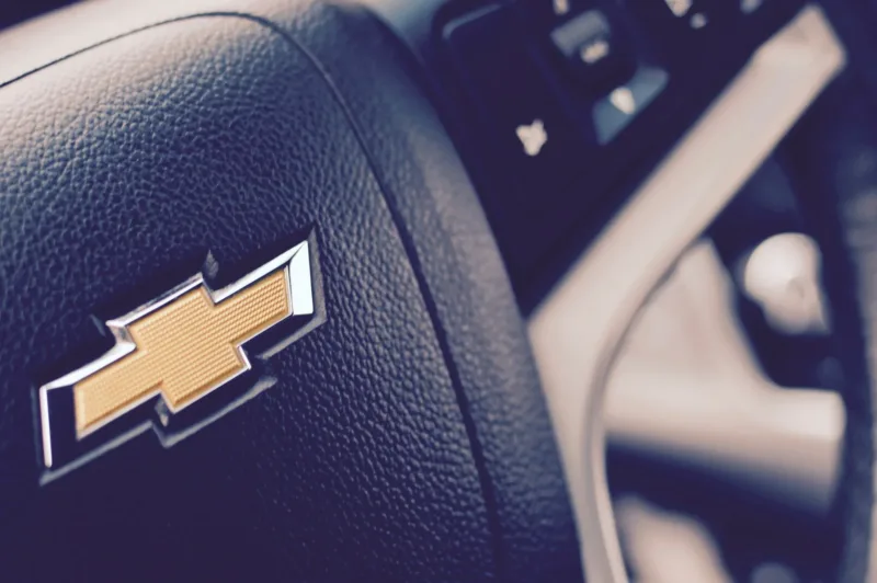Chevrolet Spin LTZ 2013 — Tampilan depan mobil Chevrolet Spin LTZ tahun 2013 berwarna perak
