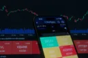 SEBI berencana meninjau keluhan pialang saham terkait penerapan biaya transaksi UPI sebesar 0,02 persen.