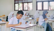 Aktivis JNW Aji Nur Prasetyo mengkritisi kebijakan imbauan donasi di sekolah yang dinilai membebani orang tua murid.