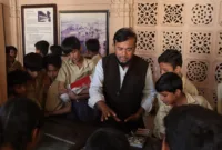 Masa Kecil PM Modi — Perdana Menteri India Narendra Modi semasa muda di Vadnagar bersama teman-temannya