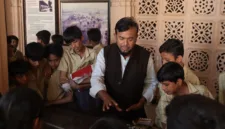 Narendra Modi mengenang masa kecilnya di Vadnagar melalui cerita sahabat lamanya.