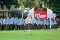 Suasana perayaan HUT ke-28 Surat Kabar Dialog dengan kegiatan sosial di Condet Park, Jakarta Timur.