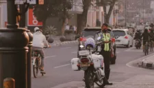 Tim kepolisian melakukan olah TKP di area Kantor Komnas HAM Papua terkait penemuan botol berisi bahan bakar.