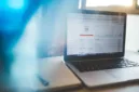 Google Analytics 4 menghadirkan fitur dashboard kustom untuk memudahkan visualisasi metrik performa situs web.