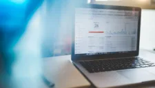Google Analytics 4 menghadirkan fitur dashboard kustom untuk memudahkan visualisasi metrik performa situs web.