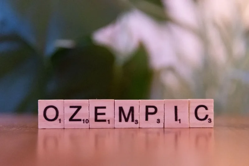 Ozempic Wegovy Tirzepatide — Ilustrasi obat Ozempic, Wegovy, dan tirzepatide yang populer untuk diabetes dan penurunan berat badan.